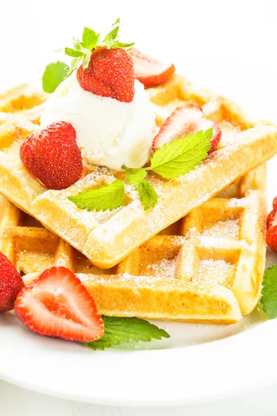 Waffle with strawberry — Stock Photo, Image