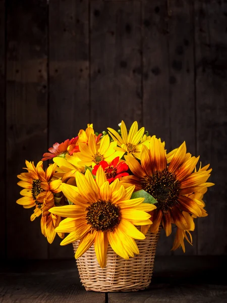 Girasoles en cesta —  Fotos de Stock