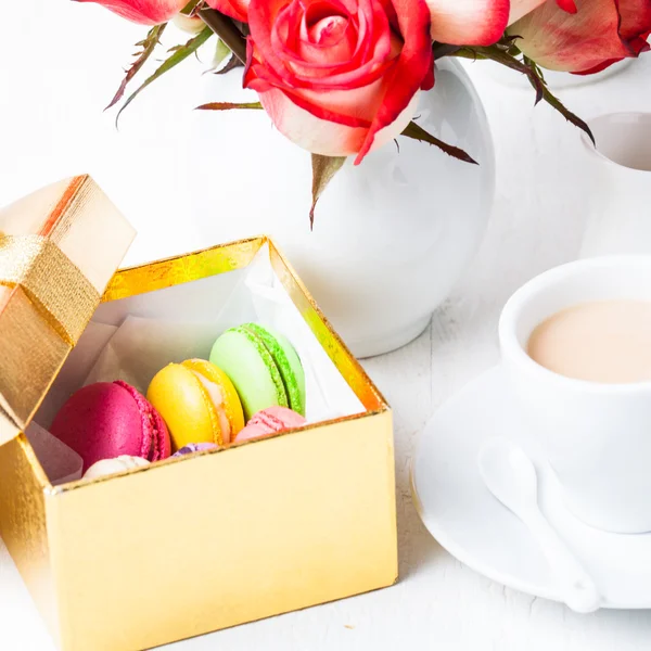 Hediye kutusunda macaroons — Stok fotoğraf