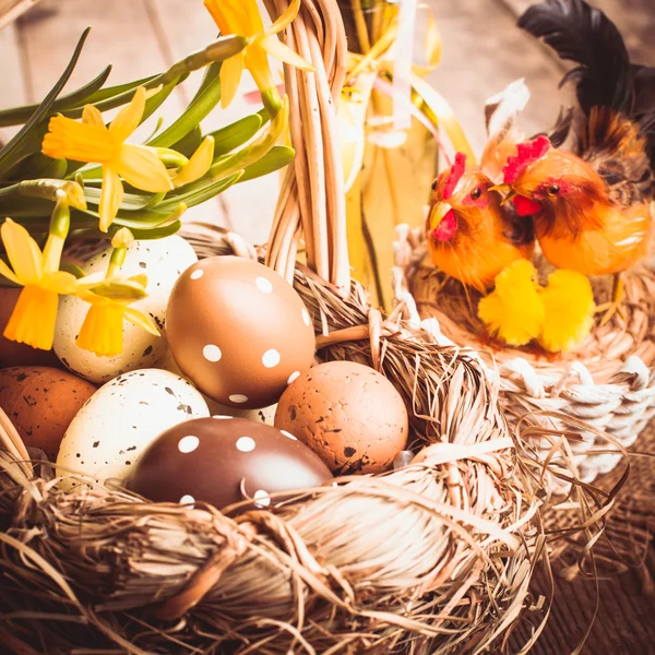 Huevos de Pascua en cesta —  Fotos de Stock