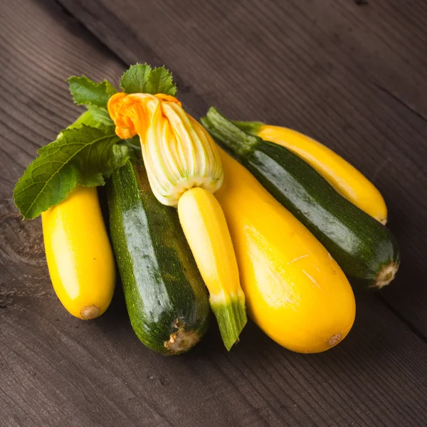 Gul och grön zucchini — Stockfoto