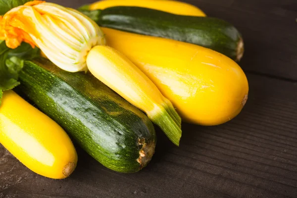 Gul och grön zucchini — Stockfoto