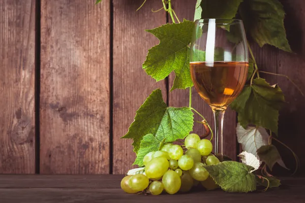 Grapes with leaves — Stock Photo, Image