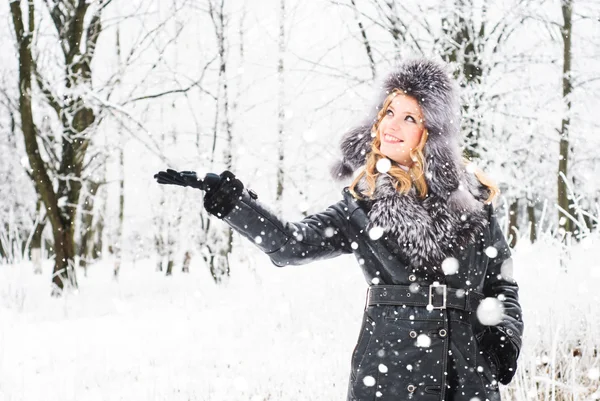 Mujer en invierno —  Fotos de Stock