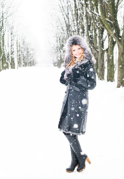 Mujer en invierno —  Fotos de Stock