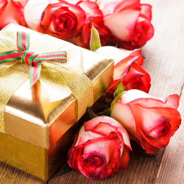 Gift box and bouquet of roses — Stock Photo, Image