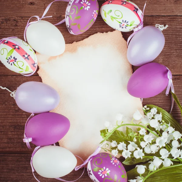 Velikonoční vajíčka a karta — Stock fotografie