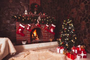 Odasında Noel şömine