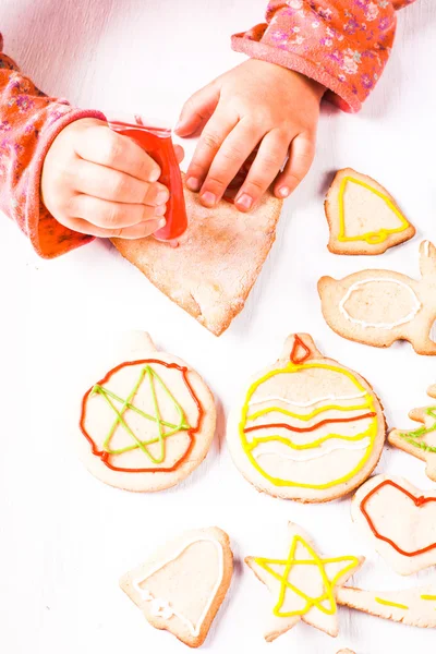 Gingerbread çerezleri üzerinde çizmek — Stok fotoğraf