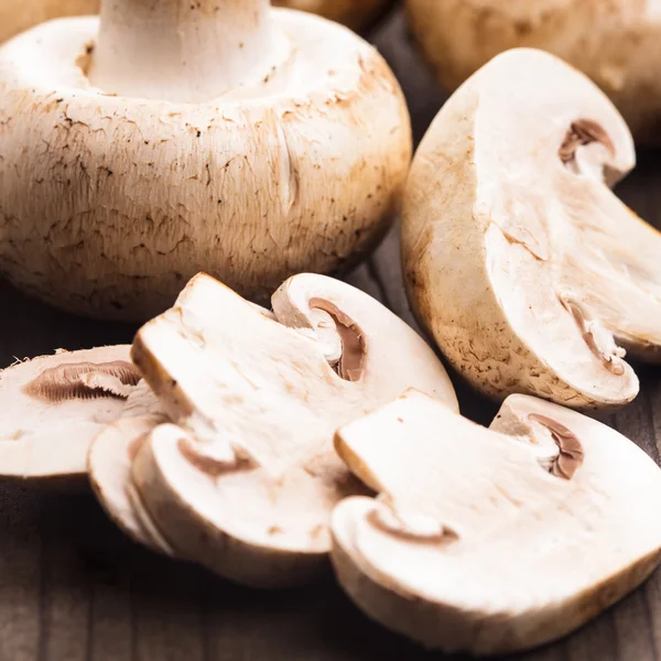 Champignons på tabellen trä — Stockfoto