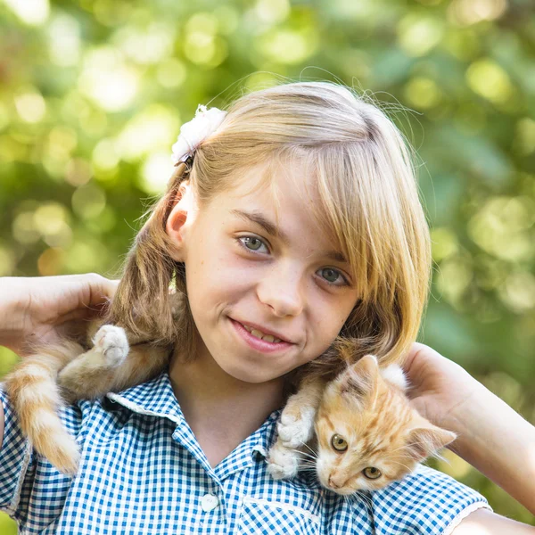 Flicka spela med kattunge — Stockfoto