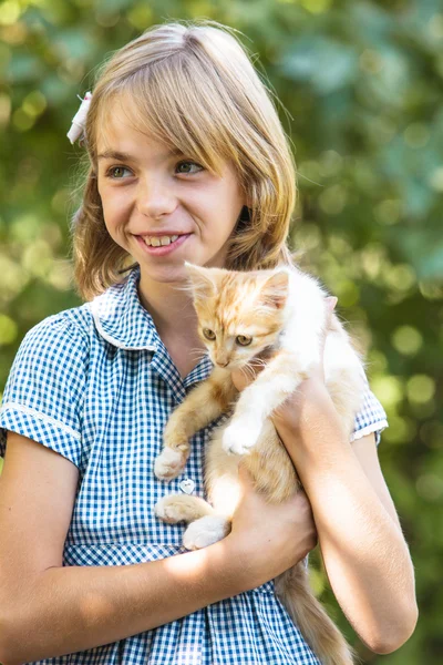 Flicka spela med kattunge — Stockfoto