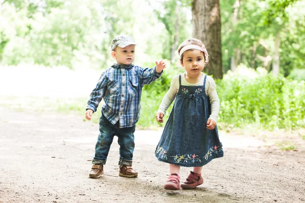 男の子と女の子 — ストック写真