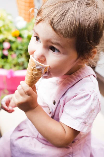 少女はアイスクリームを食べる — ストック写真