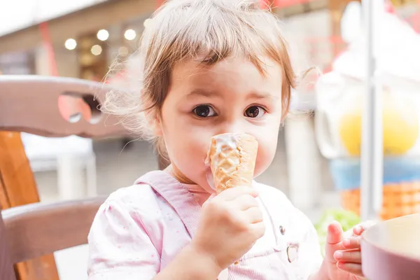 少女はアイスクリームを食べる — ストック写真