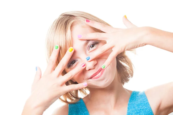 Chica con uñas de arco iris — Foto de Stock
