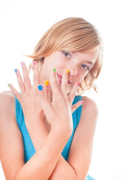 Chica con uñas de arco iris — Foto de Stock