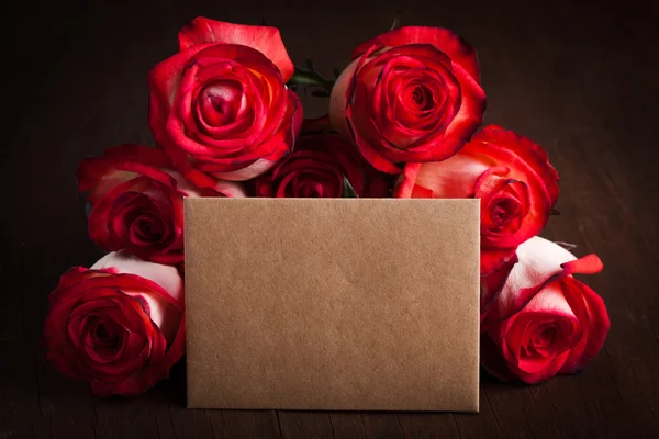 Rosas y tarjeta — Foto de Stock