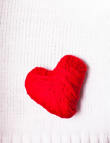 Kırmızı iplik kalp — Stok fotoğraf