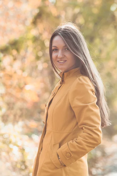 Vrouw in herfst park — Stockfoto