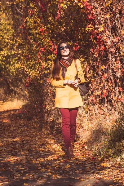 Kobieta w jesienny park — Zdjęcie stockowe