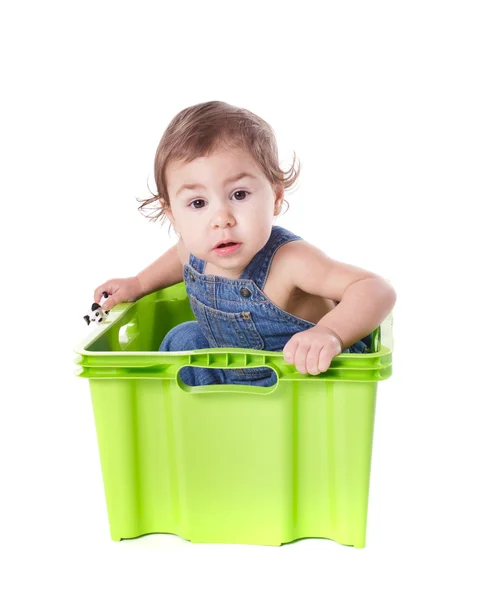 Niño juega con contenedor —  Fotos de Stock