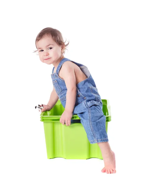 Niño juega con contenedor —  Fotos de Stock