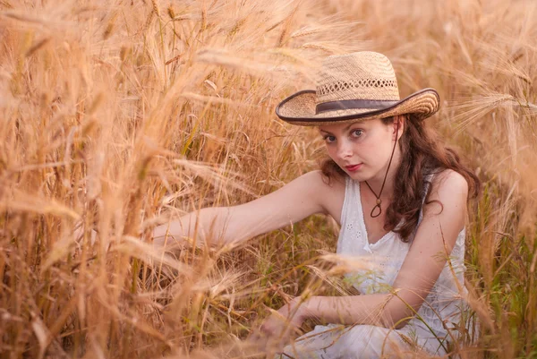 Mulher no campo de trigo — Fotografia de Stock