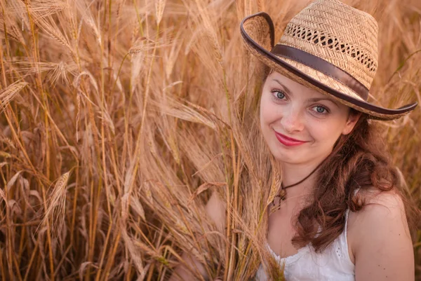 麦畑の中の女性 — ストック写真