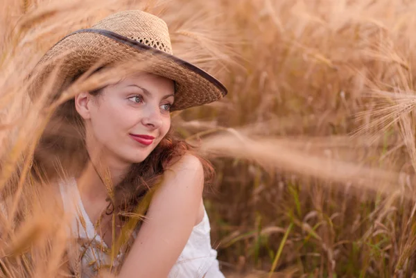 Mulher no campo de trigo — Fotografia de Stock