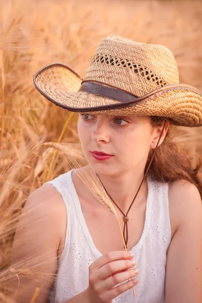 Woman in the wheat field — Stock Photo, Image