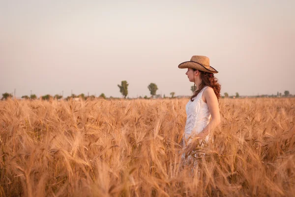 Žena v poli pšenice — Stock fotografie