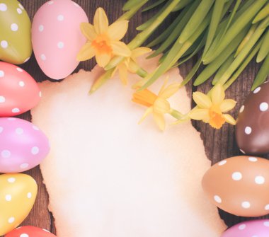 Paskalya yumurtaları ve kart