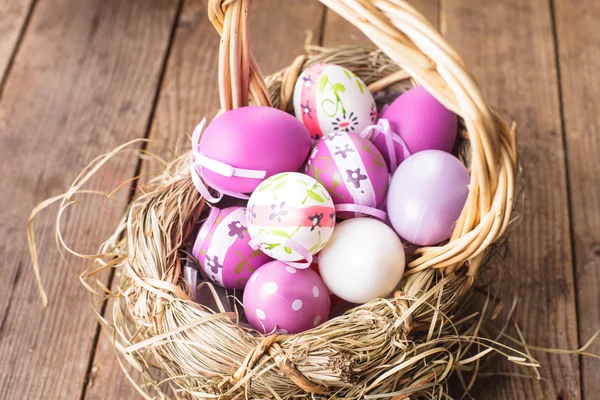 Oeufs violets de Pâques dans le panier — Photo