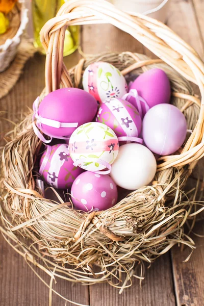 Huevos de Pascua morados en cesta —  Fotos de Stock