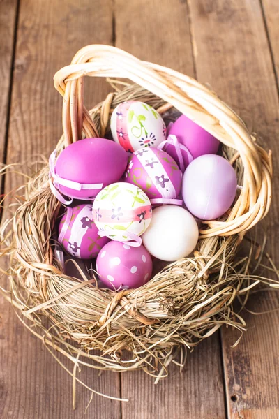 Huevos de Pascua morados en cesta —  Fotos de Stock
