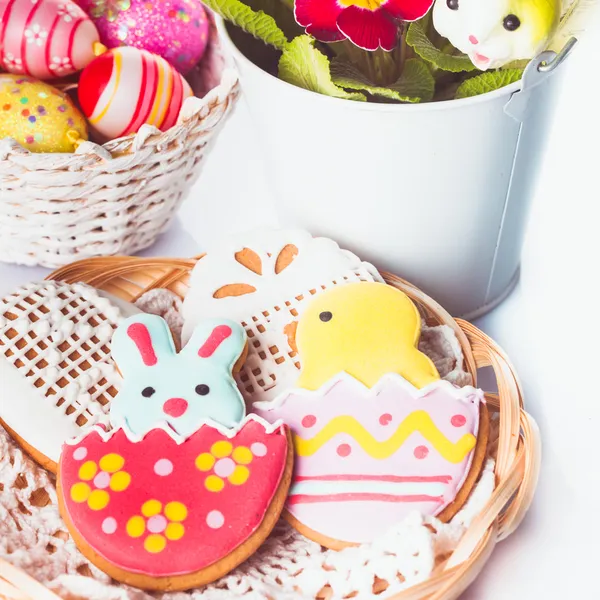 Easter cookies and decorative eggs — Stock Photo, Image