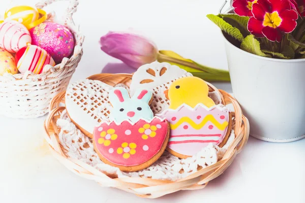 Easter cookies and decorative eggs — Stock Photo, Image