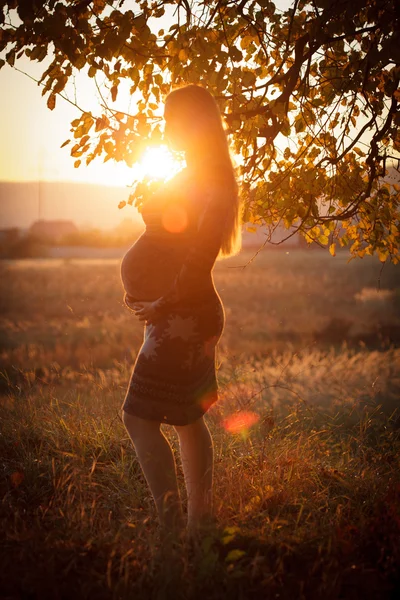 Pregnant woman walking — Stock Photo, Image