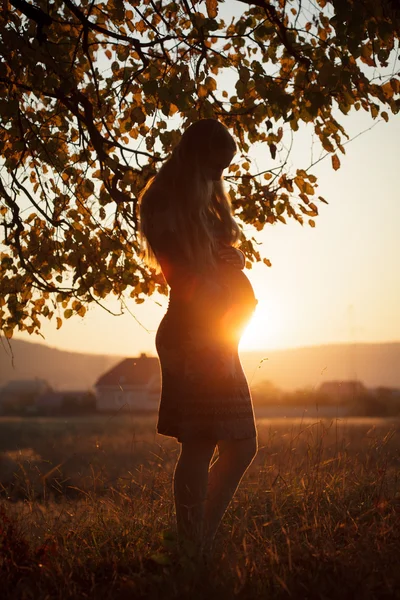 Zwangere vrouw lopen — Stockfoto