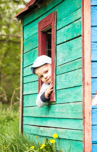 Chłopiec gra w domu — Zdjęcie stockowe