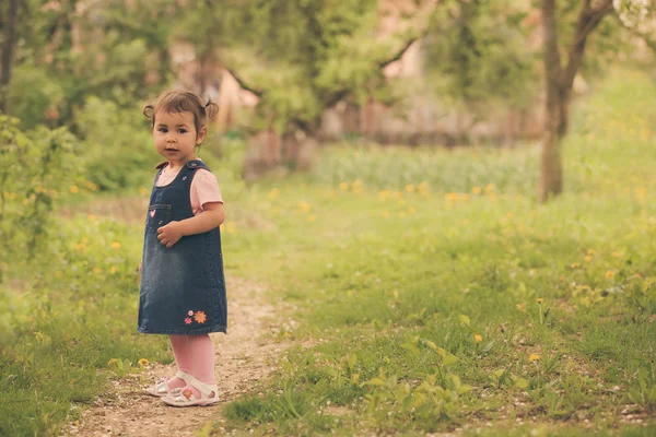 Fille dans le jardin — Photo