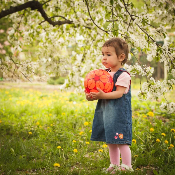 Meisje in de tuin — Stockfoto