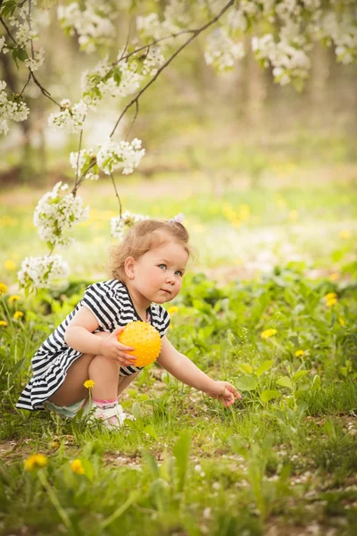 Flicka i trädgården — Stockfoto