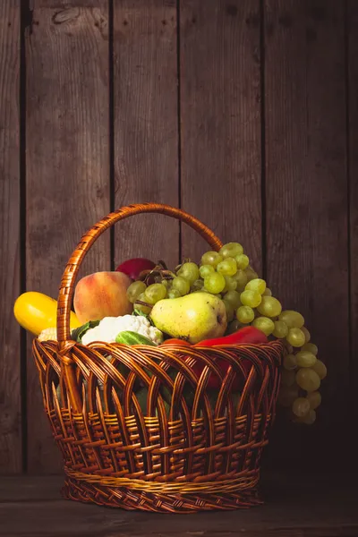 Korg med grönsaker och frukter — Stockfoto