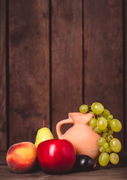 Korb mit Früchten — Stockfoto