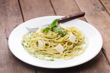 Spagetti yeşil pesto ile
