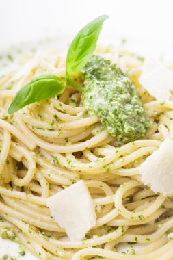 Spagetti yeşil pesto ile