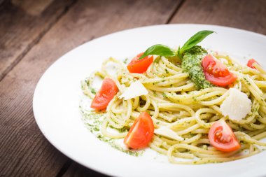 Spagetti yeşil pesto ile