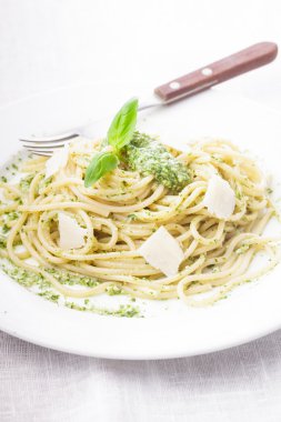 Spagetti yeşil pesto ile